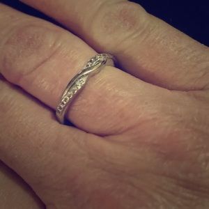 Sterling silver beautiful feminine ring size 8